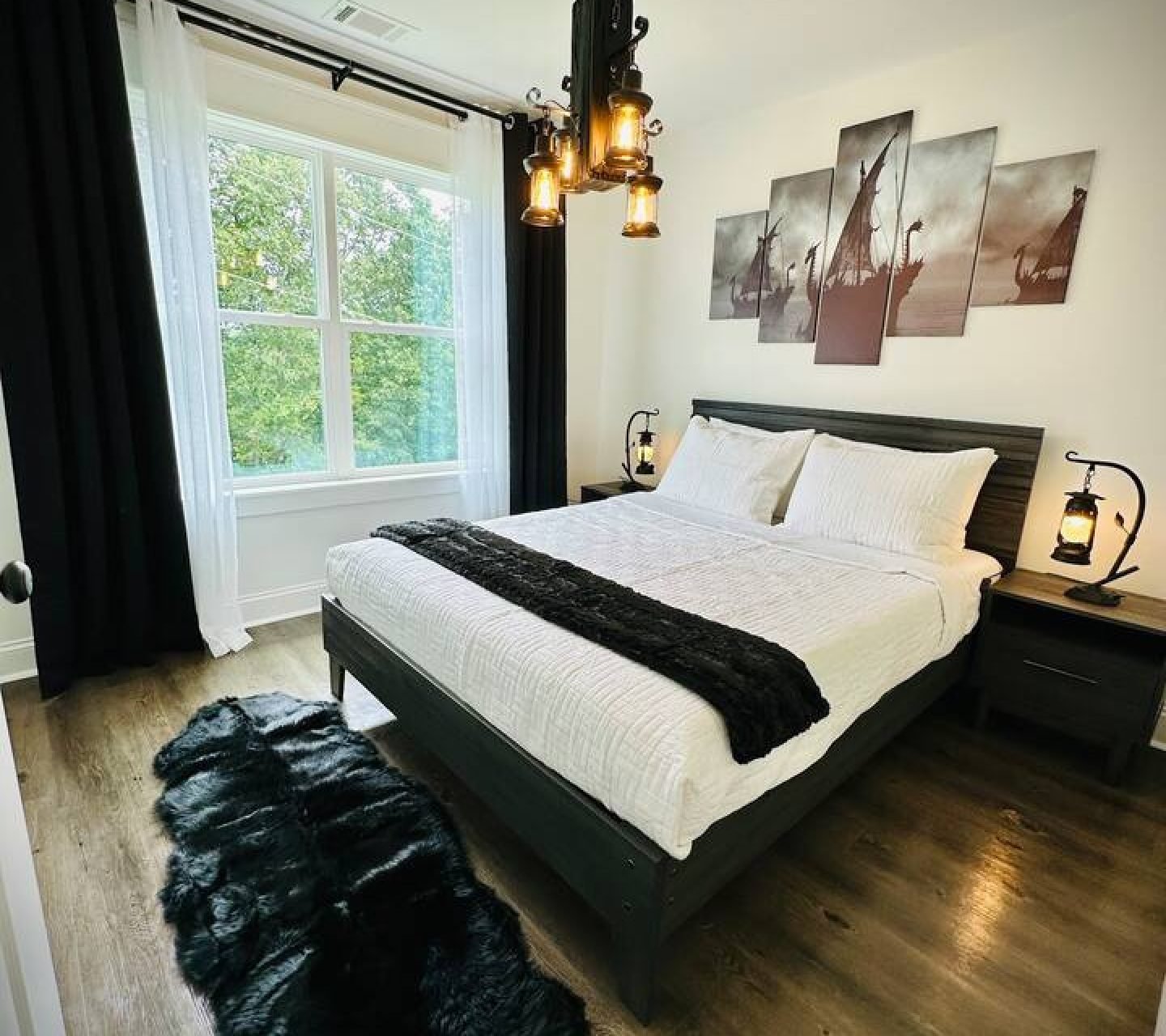 Bedroom 1 (1 king bed)