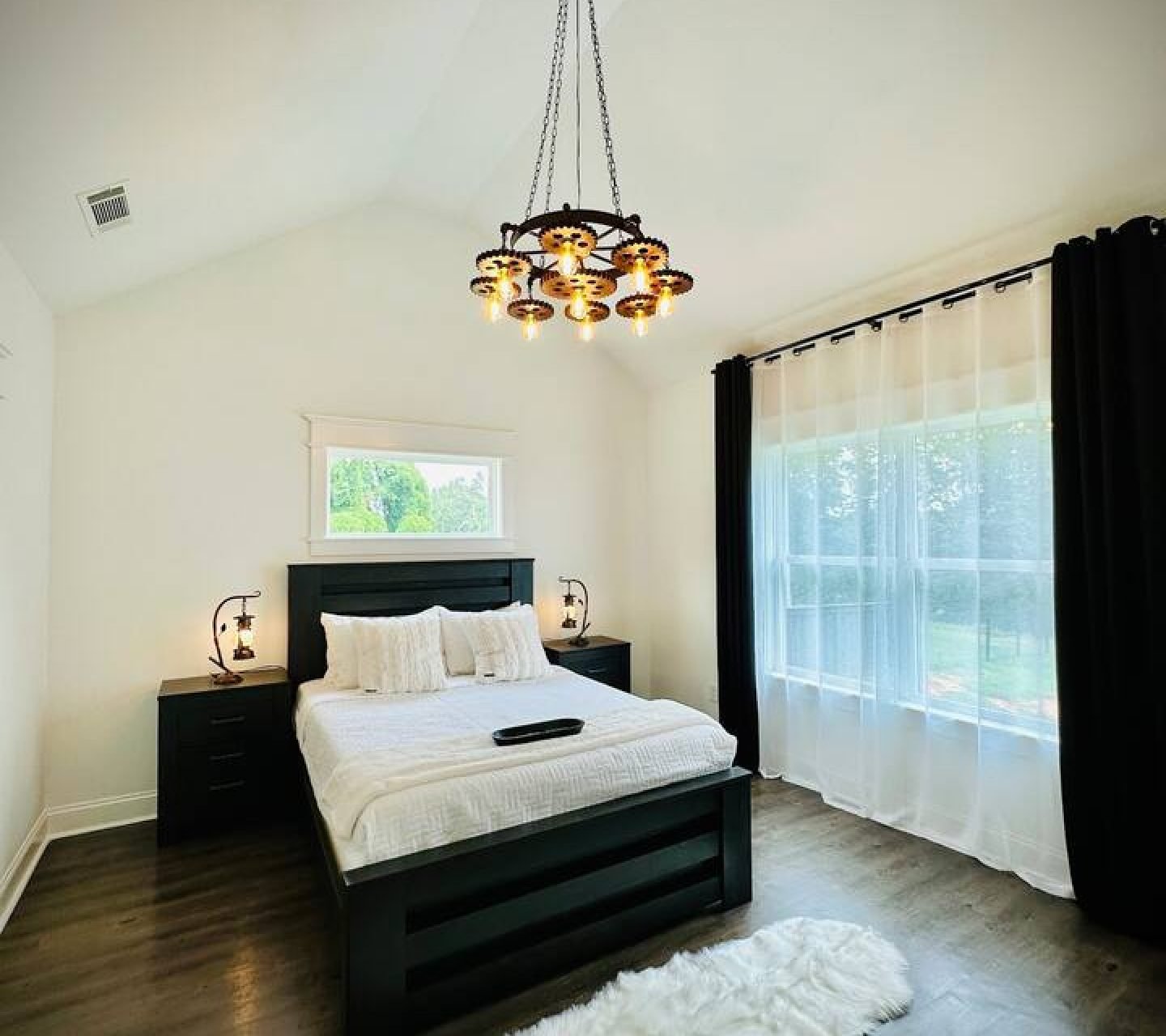 Bedroom 3 (1 queen bed)