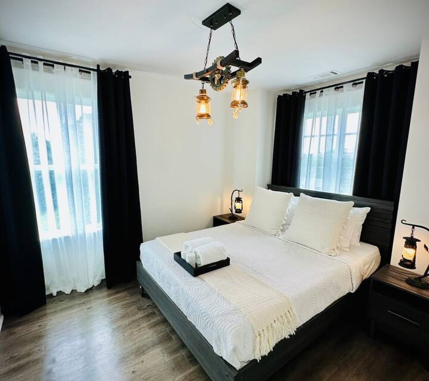 Bedroom 2 (1 queen bed)