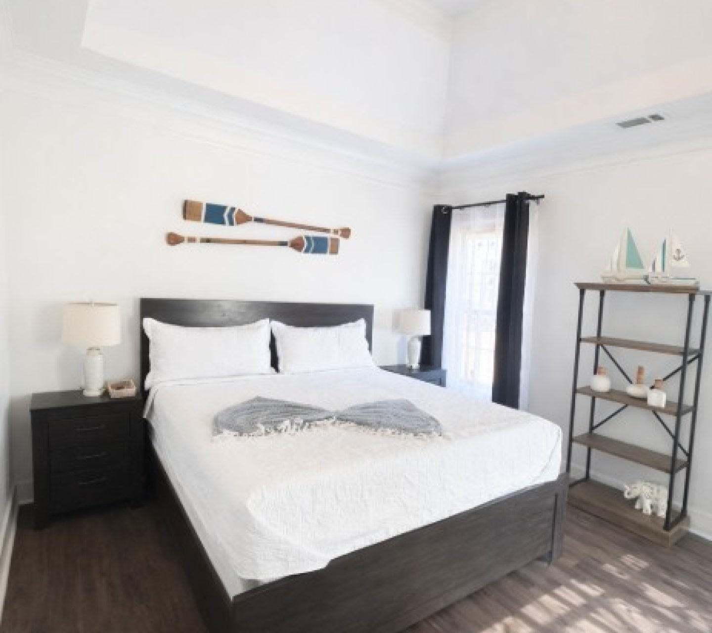 Bedroom 2 (king bed)