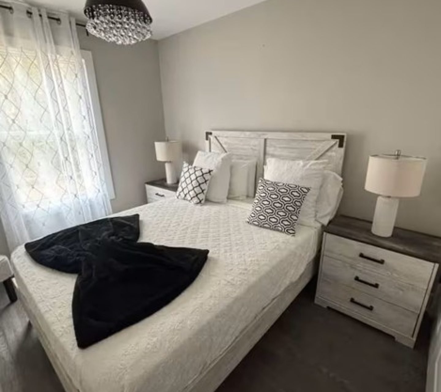 Bedroom 2 (1 queen bed)