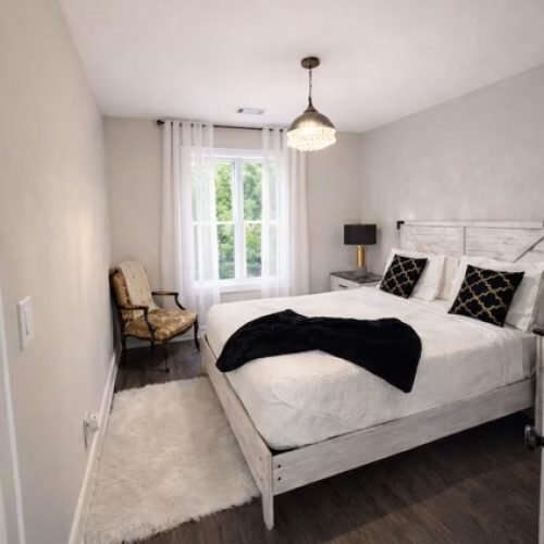 Bedroom 1 (1 queen bed)