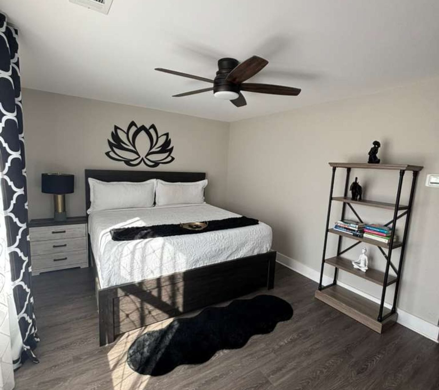 Bedroom 1 (king bed)